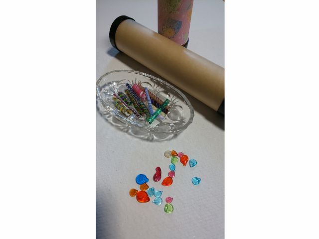 自分で世界に1つだけのオリジナルおはじきを作ります。