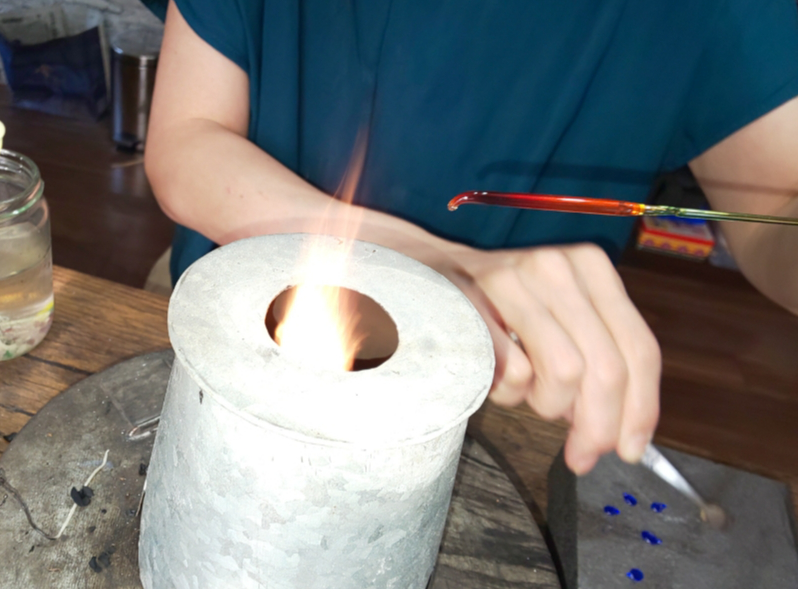 A引いたばかりのオハジキは熱いので 横の台の上で冷まします。