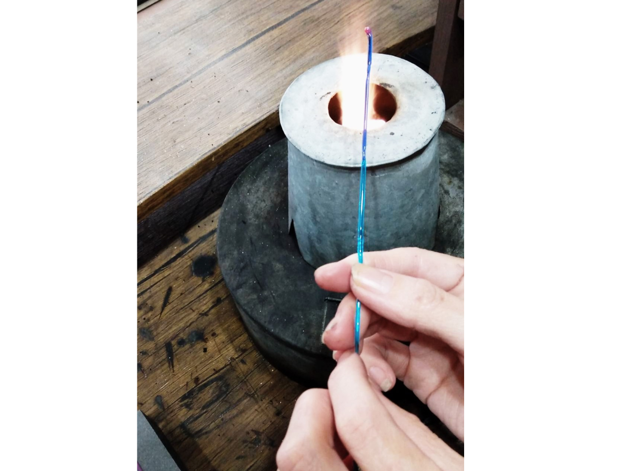 好きな色のガラスを溶かして「つぶつぶ」をつくります。