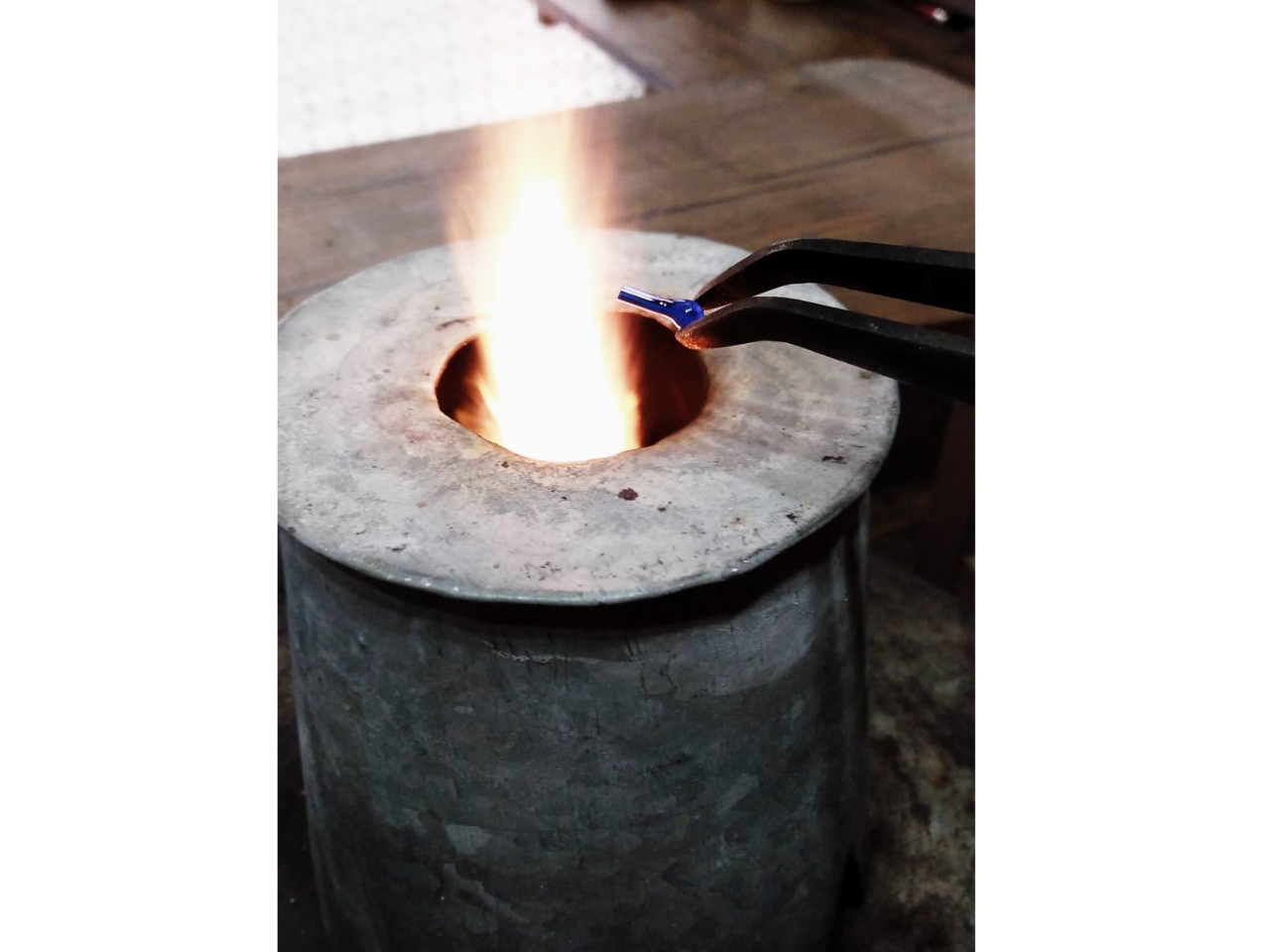 ピンセットで、しっかり掴んで 反対側も丸く仕上げます。