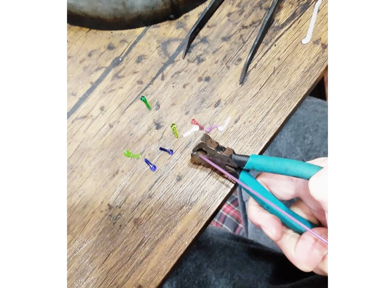 ガラス棒から先を丸めたガラスを切り離します。