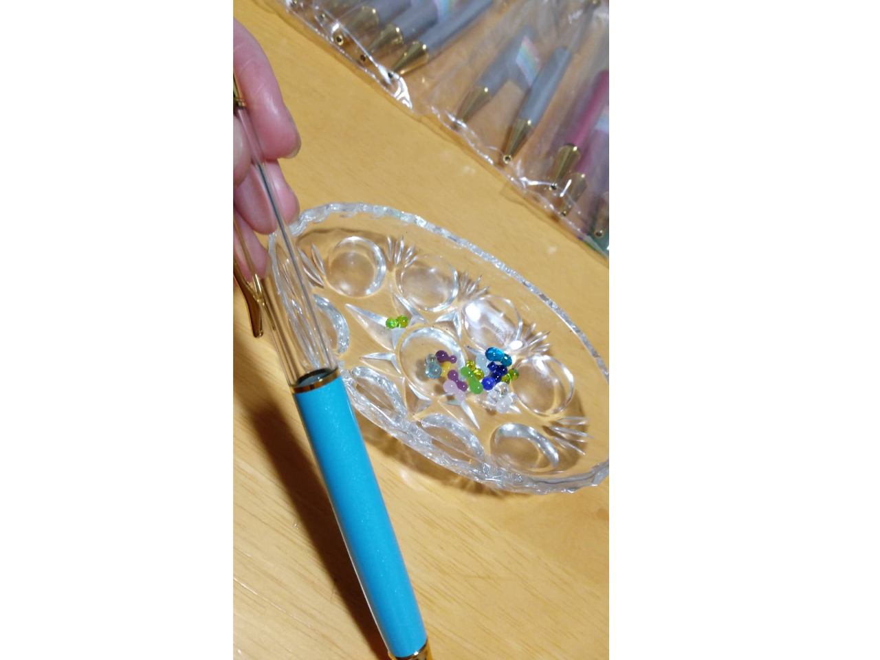 自分で作った「つぶつぶ」を選んだペンの中に入れていきます。