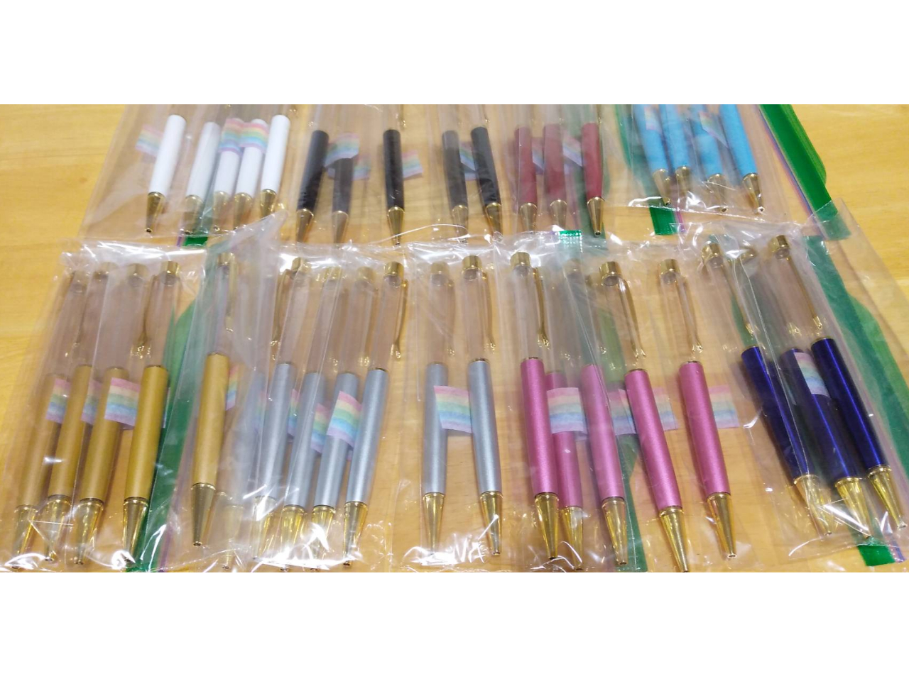 ボールペンの色も取り揃えておりますが、欠色の場合もございます。