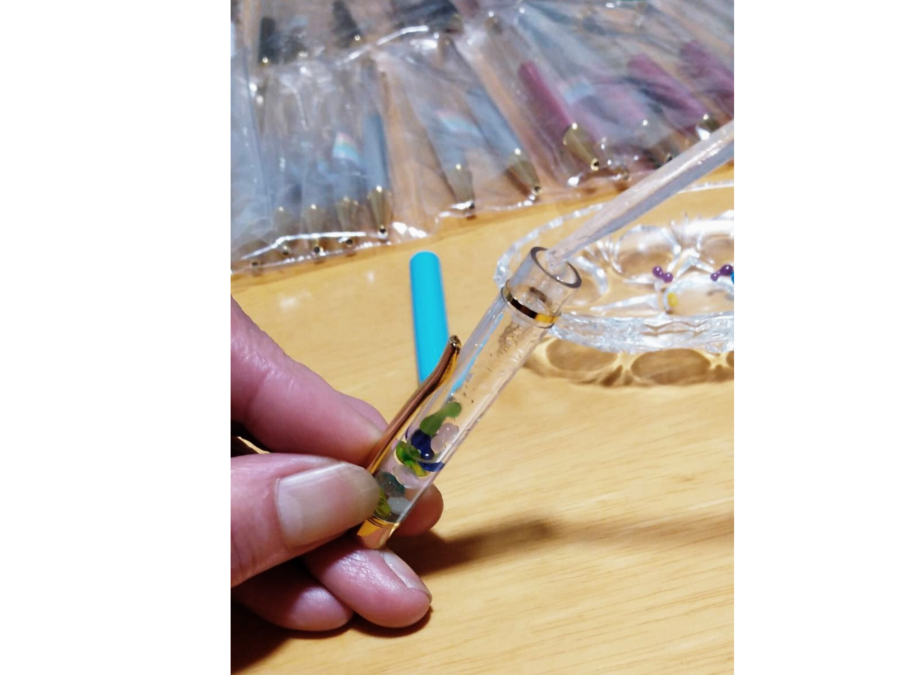 こぼさないように、液体を入れて蓋をします。