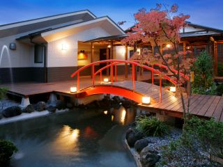 四季の移ろいを感じられる中庭。天の川を模した橋が綺麗です。