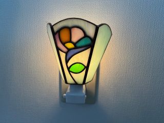 あたたかな光に癒されるおやすみランプ。一家にひとつコンセントに差し込むだけの小さいながら存在感のあるランプです。価格4,400円対象年齢は15歳以上
