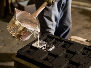 約800℃で精錬したアルミ合金を流し込みます。