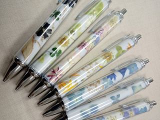 ボールペンに押し花で花模様を作りましょう 可愛いです