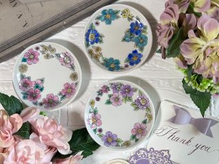 ガラスのようなキラキラした九谷の絵の具、塗り絵感覚で伝統工芸を初めてさんでも楽しめます。