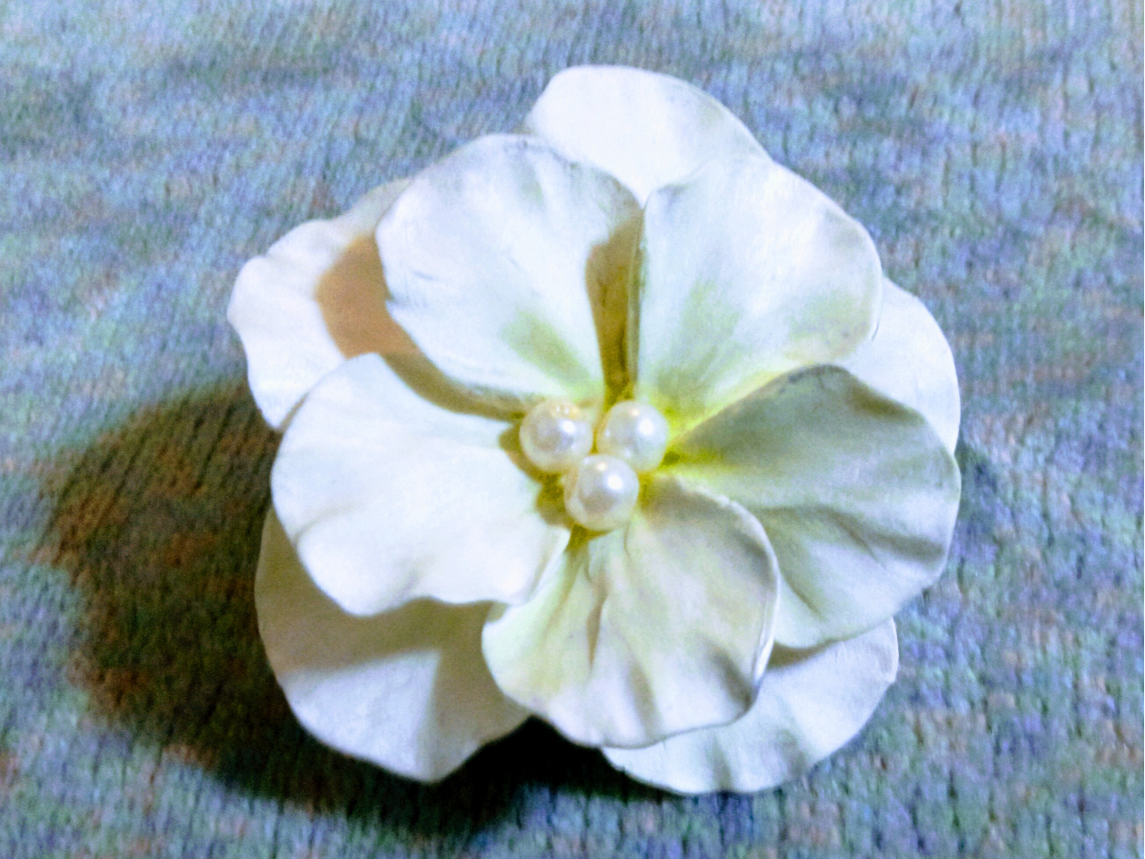 中心にパールを入れたフォーマルに使用できるブローチです。
