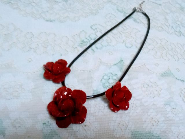 大小3つの薔薇をあしらったチョーカーです。お好きな色で創作できますよ。