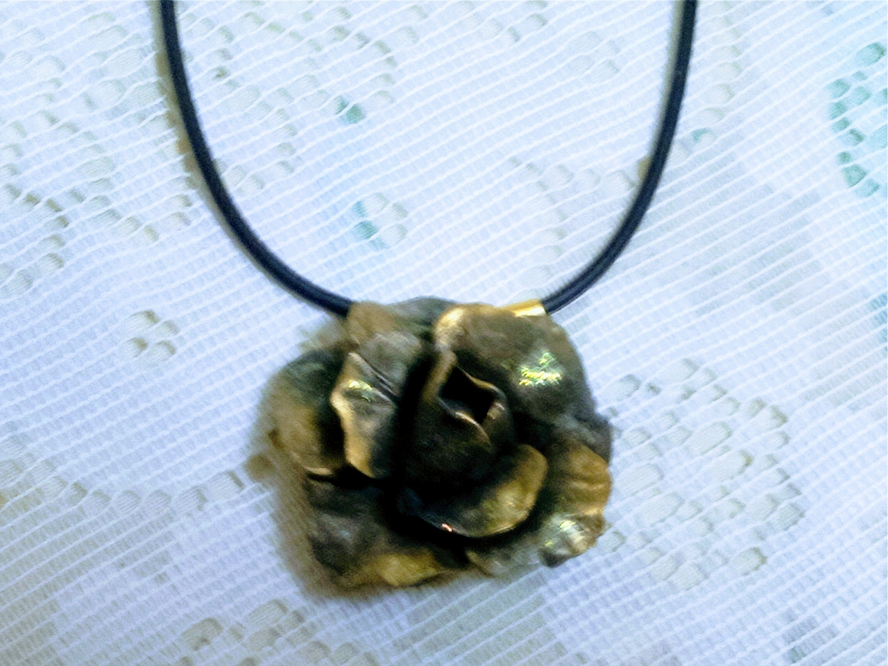 ブラックの薔薇のチョーカーです。金色でアクセントをつけます。