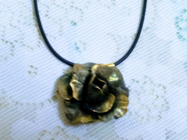 ブラックの薔薇のチョーカーです。金色でアクセントをつけます。