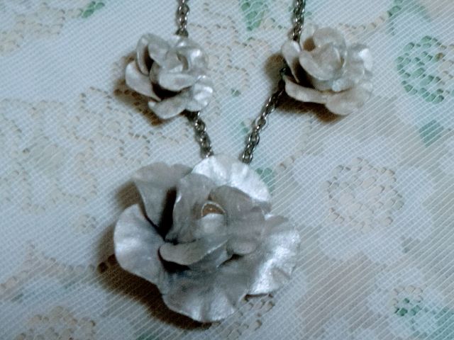 シルバーのチェーンネックレスに大小3つの薔薇を創作して付けます。