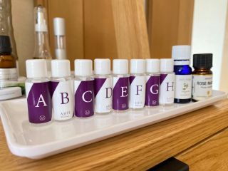 8本の香りのボトルをお好きな順に並べてくださいね♪