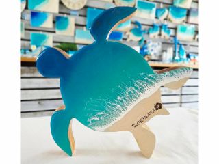 完全当店オリジナル!ウミガメのカットパネル(木製)にエポキシレジンで海を描くプランです。このプランではおひとり様で【1個】を制作します。