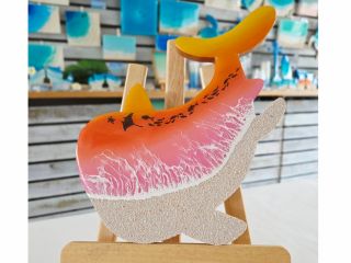 完全当店オリジナル!ジンベエザメのカットパネル(木製)にエポキシレジンで海を描くプランです。このプランではおひとり様で【1個】を制作します。