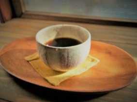 ハンドドリップコーヒー:厳選した焙煎豆をハンドドリップで淹れました。ドリップ直前にハンドミルで豆を挽いております。