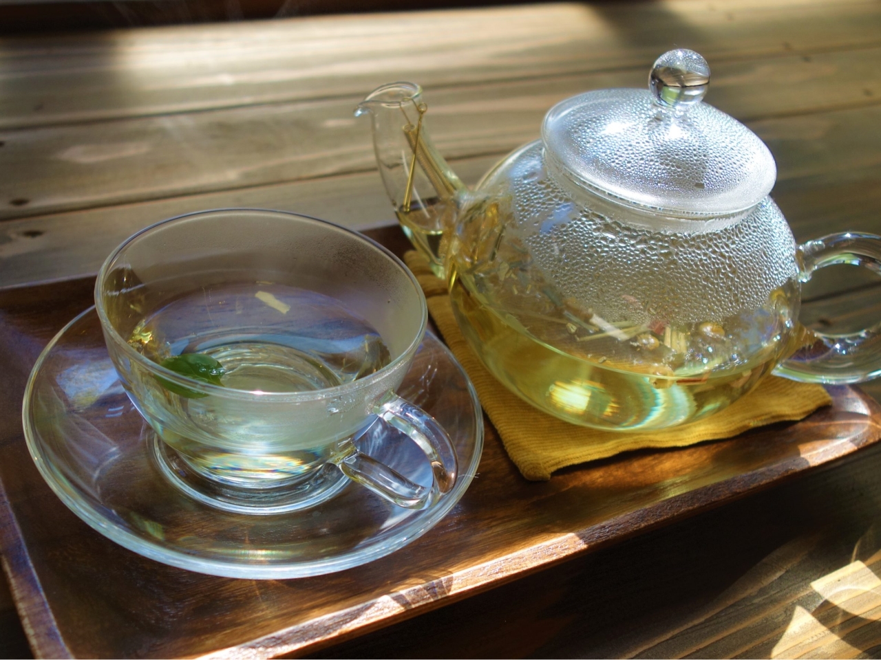 ハーブティー(ポット)カモミールの甘味の中にレモングラスのアクセントが好評です。