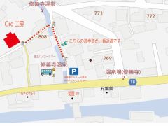 当店の駐車場(徒歩1分)。道路側から3〜4番目枠内にお願いします