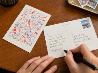 その場でメッセージを書いて、近くのポストに投函しましょう。