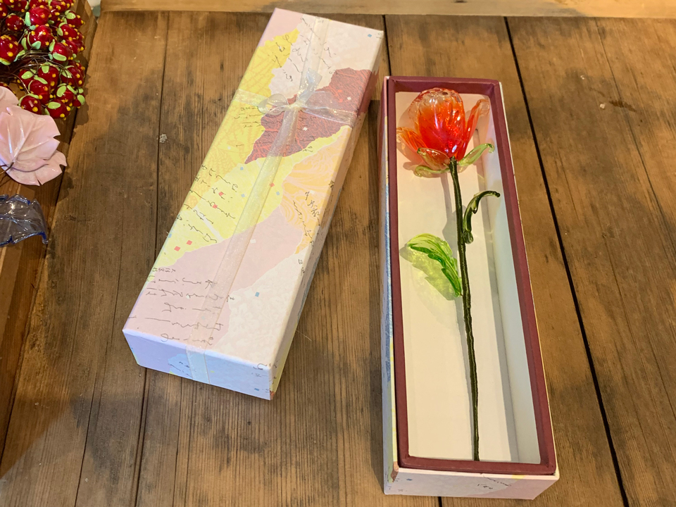 プラス300円で箱にお入れいたします。