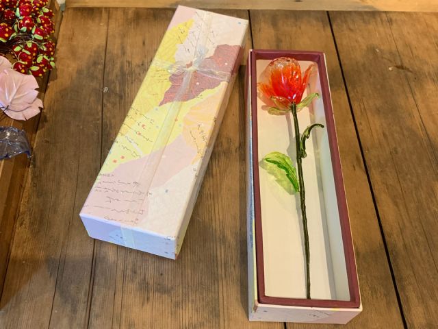 プラス300円で箱にお入れいたします。