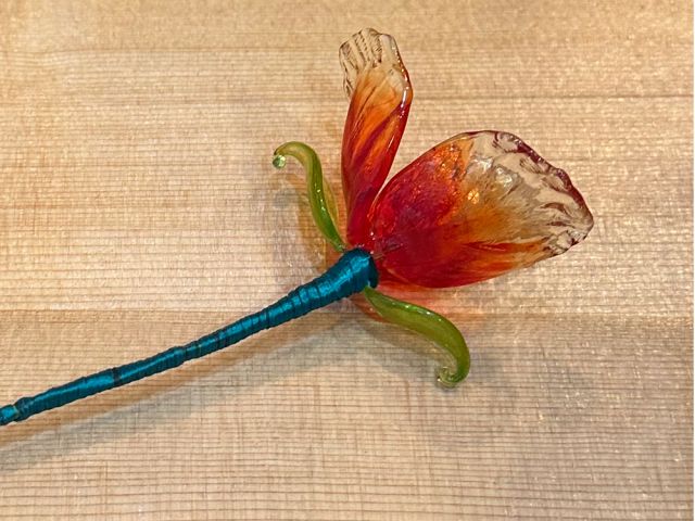 リーフなし 基本カラー:クリア系・パステル系 花びら3枚、ガク2枚