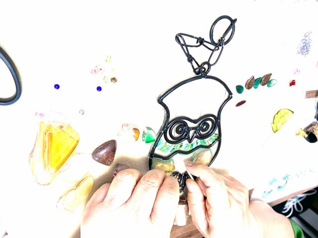 沢山のガラスビーズを散りばめていきます。