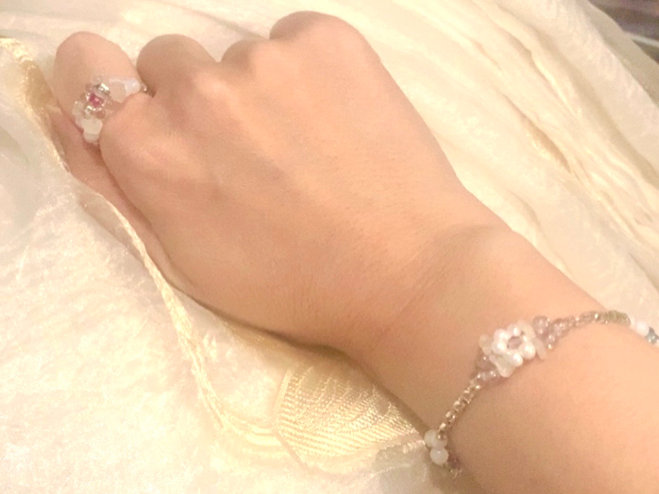 花々のリングとブレスレット