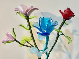 ミニ薔薇:花びら5枚、ガク2枚、花芯1枚 リーフはつきません。 現地で追加出来ます。(オプション \440?)