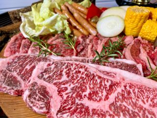 【赤牛プレミアムコース】赤牛サーロインステーキ&熊本県産黒毛和牛カルビ(写真は4人前)