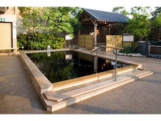 黒湯の天然温泉をはじめ、人工の高濃度炭酸泉や壷湯、ジェット系風呂など、14種類の多彩なお風呂&サウナを完備しています。