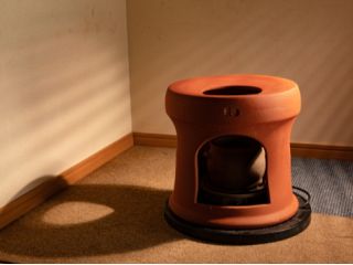 個室でご利用いただけます。2名同時の場合反対側に1席ございます。