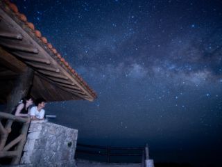 石垣島らしい赤瓦屋根の下で天の川と撮影☆