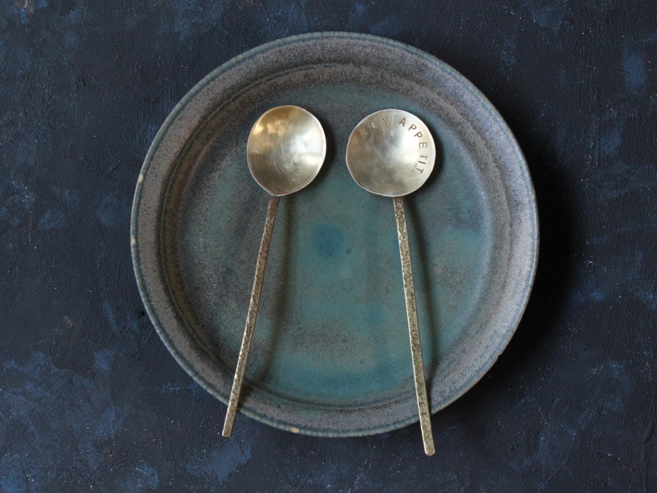 しずく型スプーン(左)、丸型スプーン(右)