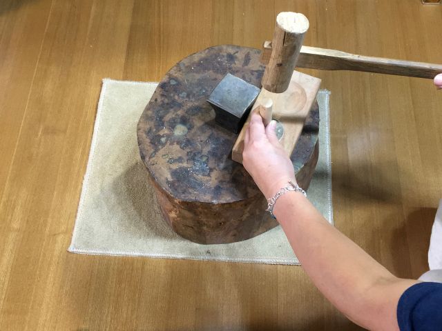 木の台に置いて木づちで丸くへこませます。