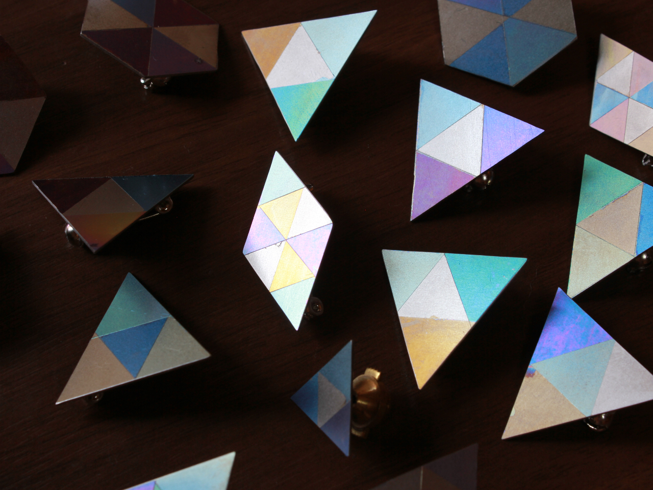 光があたると煌びやかに光ります。