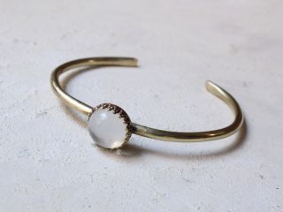 中央に石がついたバングルです。とてもかわいいバングルですよ♪