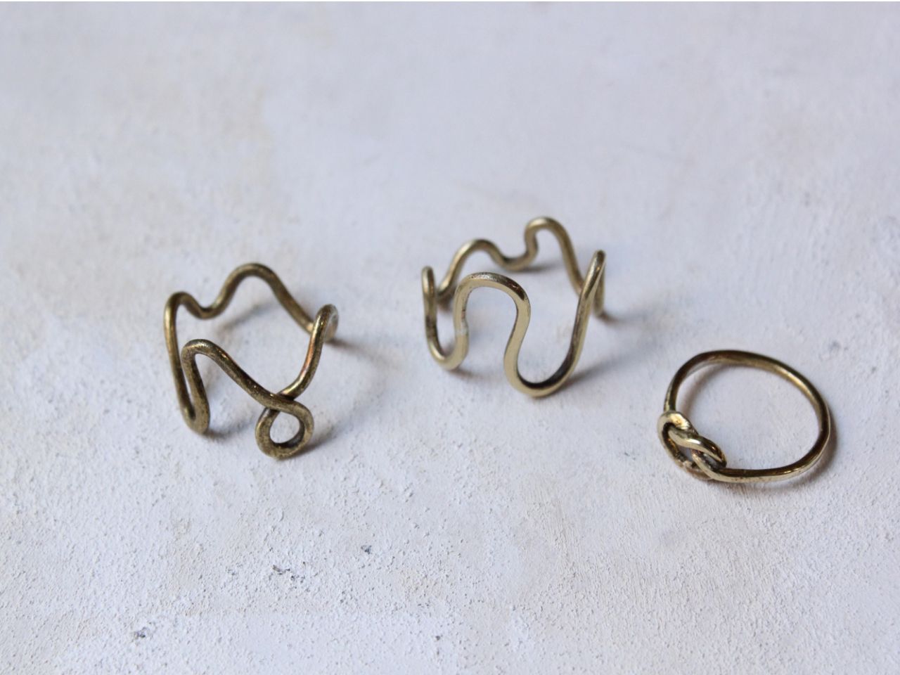変形リング。真鍮の線を自由に曲げて作ります。