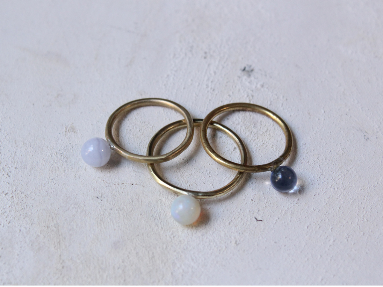 一粒石のリング。お好きな天然石をつけることが出来ます。