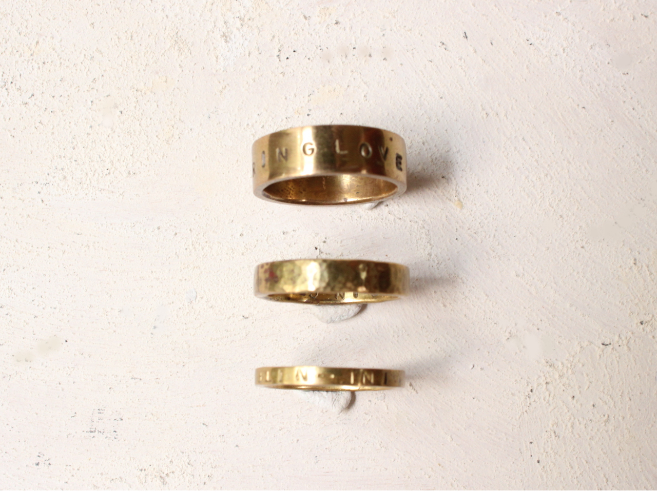 平リング 2o、3oと6oのサイズがあります。刻印をいれたり槌目模様が入れれます。文字は2o幅には入れることが出来ません