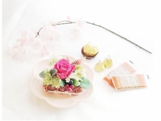 写真は一例です。体験レッスンでは、ご用意した資材をお使いいただき、アレンジメント体験をしていただけます。