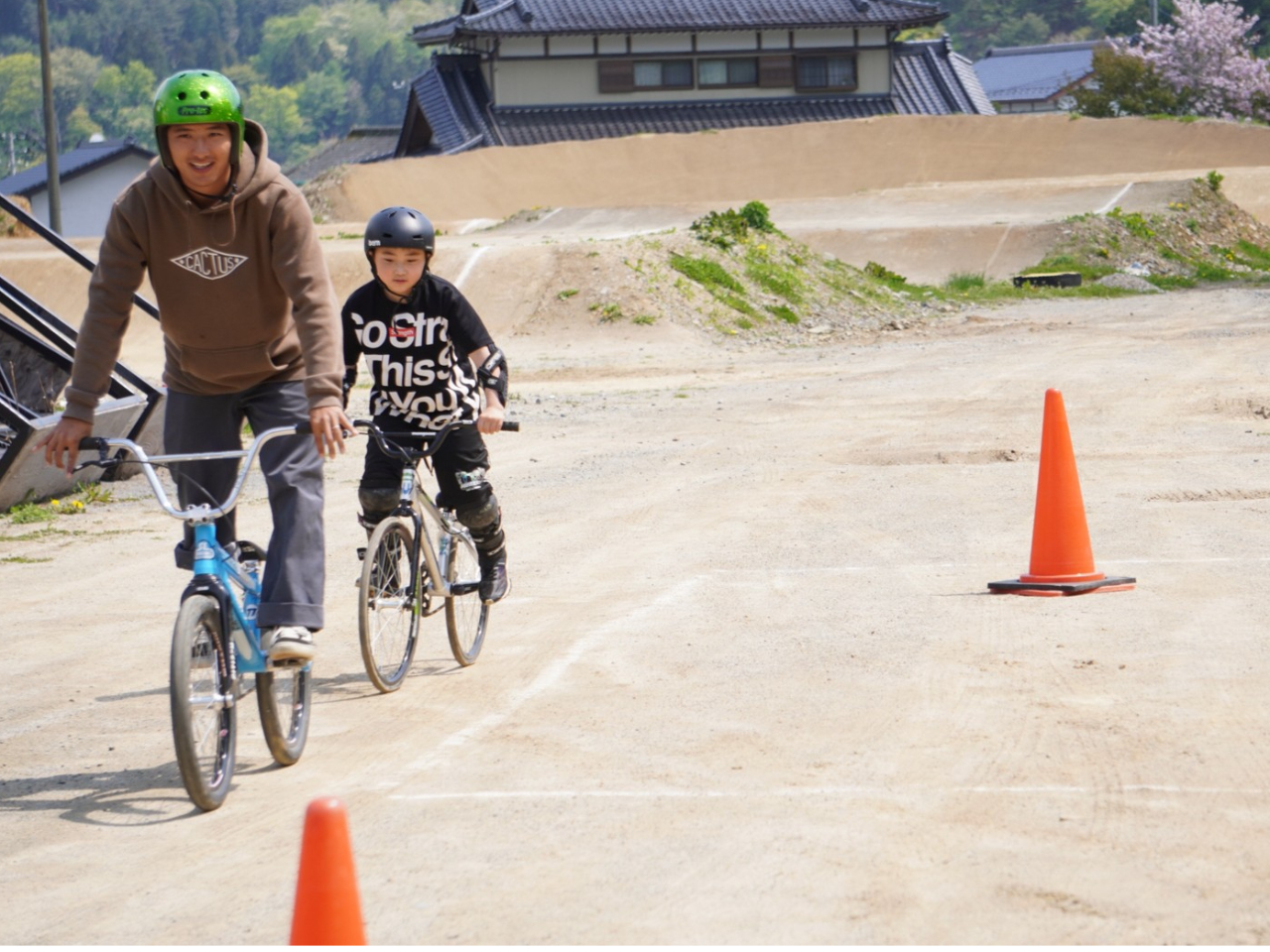 S҂̕ɂ́A񖳗̌bX񋟂܂B