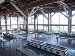 海を望みながら絶好のロケーションでバーベキューをお楽しみ頂けます。屋内バーベキュー場なので、雨の日も心配なし!!年中ご利用頂けます。