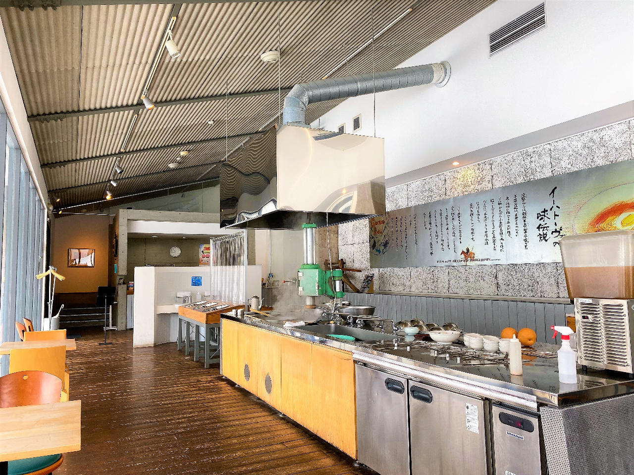 1階が体験エリア、2階はギャラリーと製麺ラインの見学ができます。