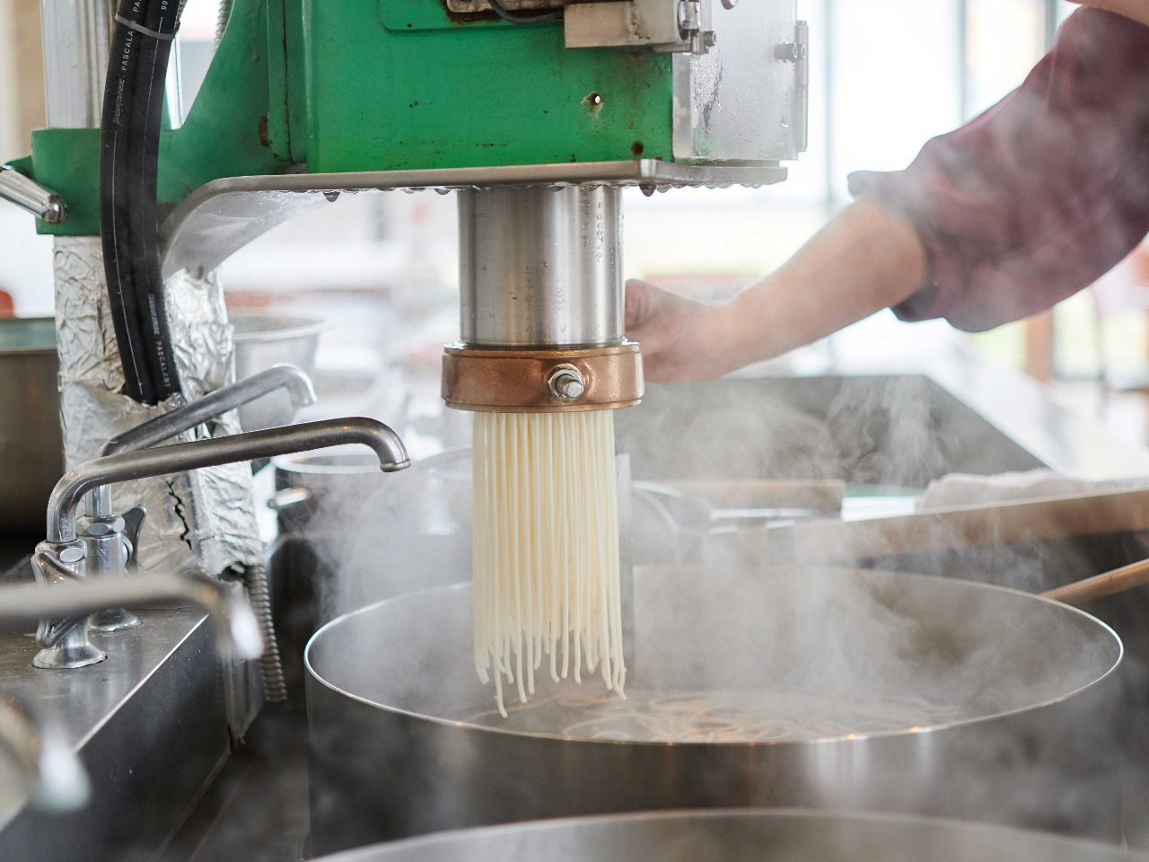専用のプレス機で製麺!