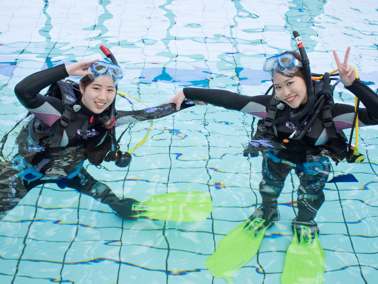 プール講習の時点で既に楽しそうです。 海に行く為にしっかりと練習をします。