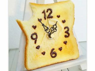 【体験メニュー】トースト時計 こんがり焼き色もリアルなトーストの時計です。バターをのせて、チョコペンで文字盤を書いて…いい香りまでしてきそうな作品ができますよ