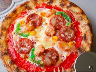 【体験メニュー】本格ホールピザ 専用の樹脂を使ってピザ生地作り、ピザソース作り、焼き色を付けたりトッピングをしたりと楽しい工程がいっぱいです。時計にもできます!